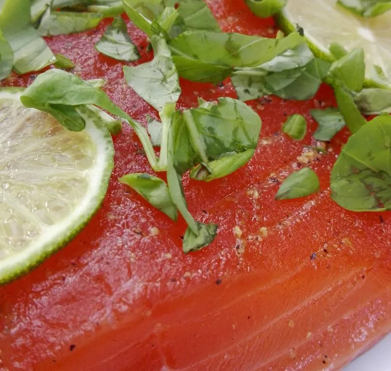 Lachs gebeizt (Graved) mit Basilikum und Limette