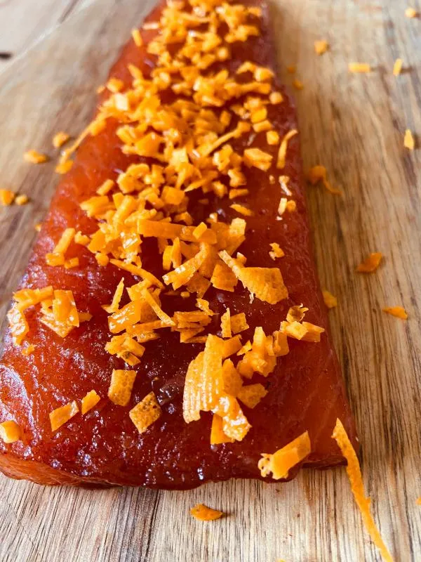 Graved Loin mit Rotsandelholz und Orangenzesten