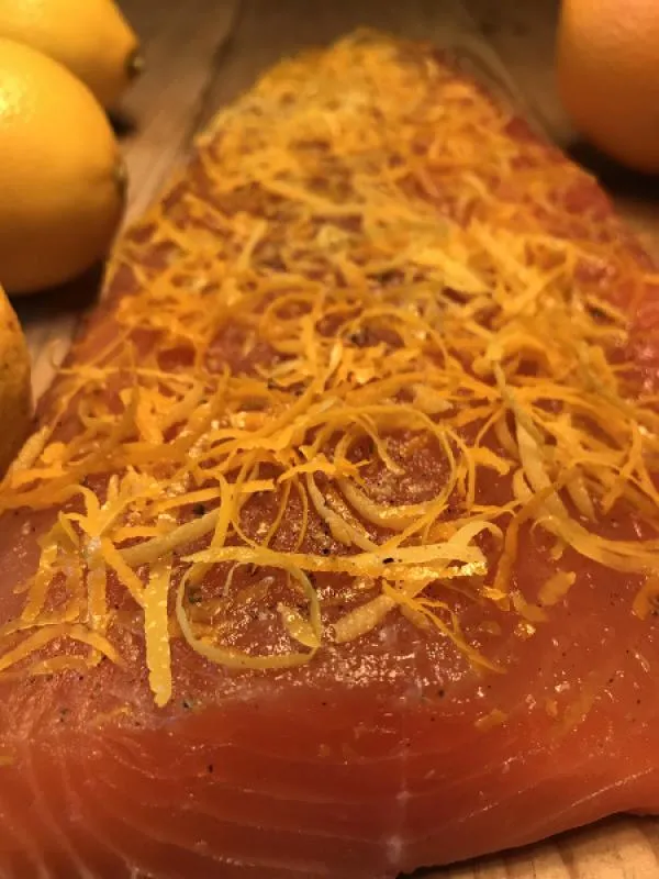 Graved Lachs mit Grappa Nebbiolo – 300 g Zitronen & Orangenzesten