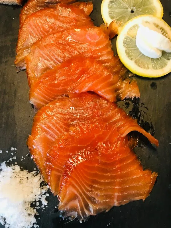 Fein geschnittener Norwegischer Räucherlachs – Frisch & Sanft geräuchert