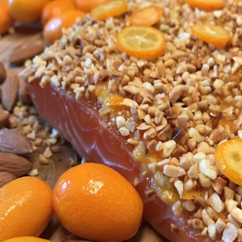 Graved salmon with roasted almonds and kumquats 300g