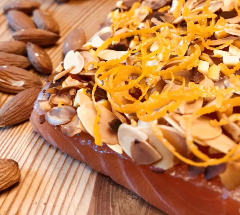 Graved Lachs mit gerösteten Mandeln & Orangenzesten