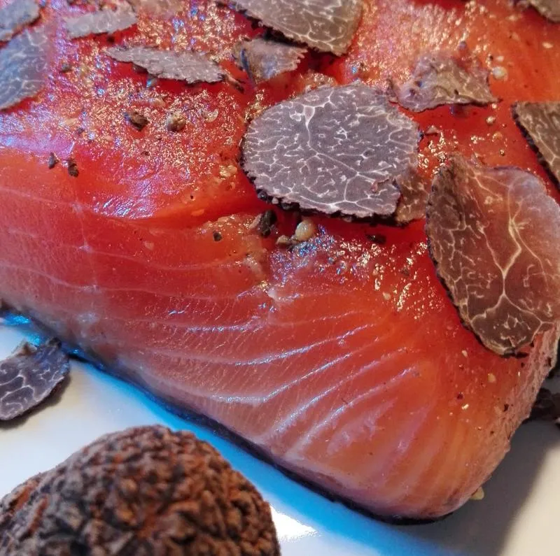 Salmon marinated with Périgord truffle (25 g)
