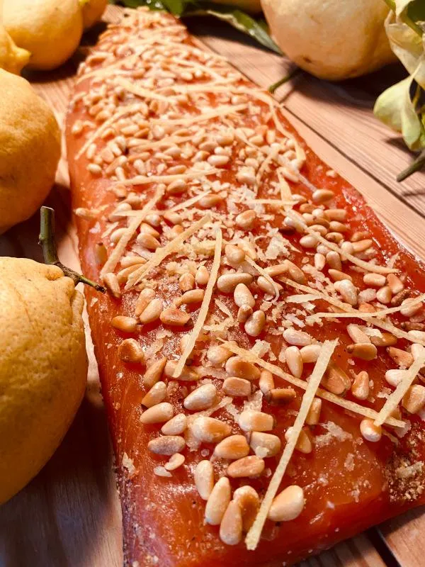 Gebeizte Fjordforelle mit Pinienkernen & Amalfi-Zitrone – 1 kg