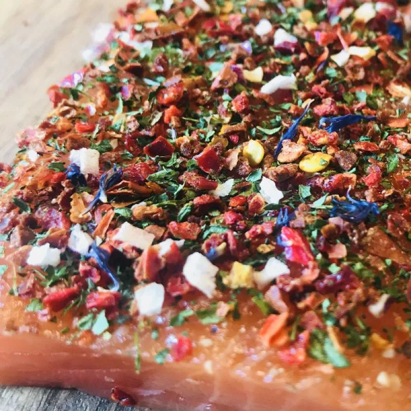 Entdecken Sie unser Graved Loin Deluxe – zarter norwegischer Lachs, traditionell nordisch gebeizt, aromatisch verfeinert mit Paprika, Tomate, Zwiebeln und feinen Kräutern. Frei von Zusatzstoffen.