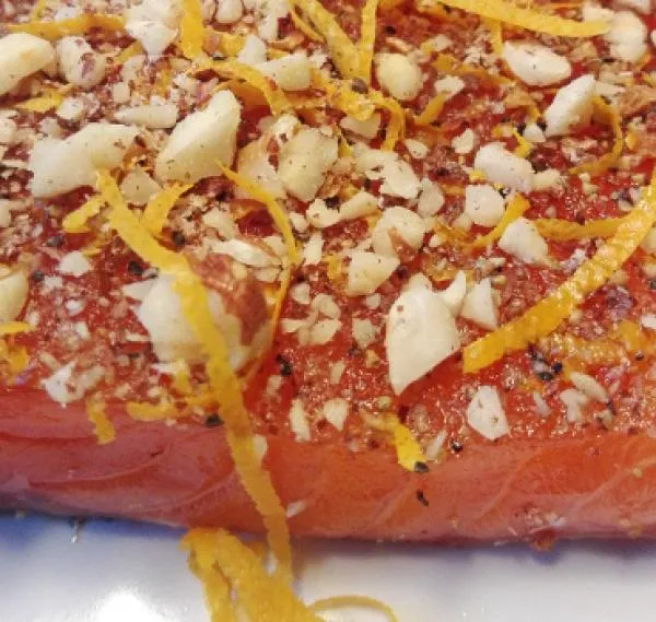 Gebeizter Lachs mit Zitronenpfeffer, Orange & Haselnuss – 300 g