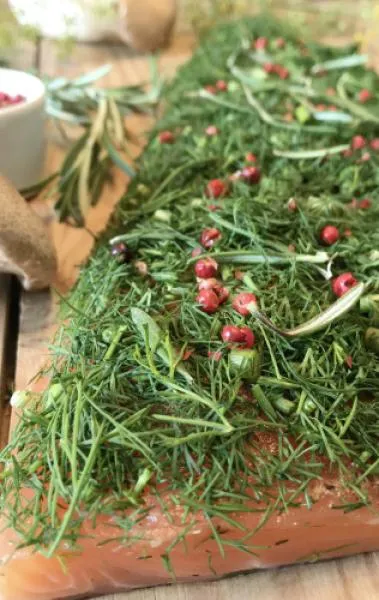 Graved Lachs (gebeizter Lachs) " Alps Forest" mit frischem Dill, Rosmarin und Rosa Beeren 300g