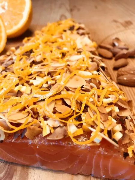 Graved Lachs mit gerösteten Mandeln & Orangenzesten