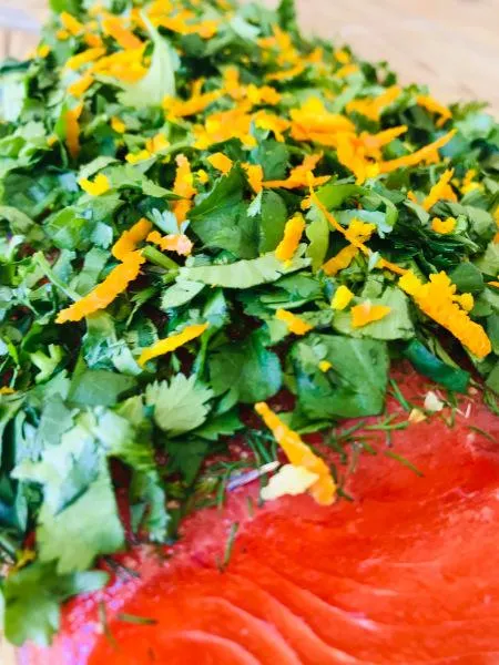 Feinster gebeizter Lachs ohne Haut – mit Ingwer, Koriander & Orangenzesten. Frisch, würzig & handveredelt in Hamburg. Jetzt online kaufen!