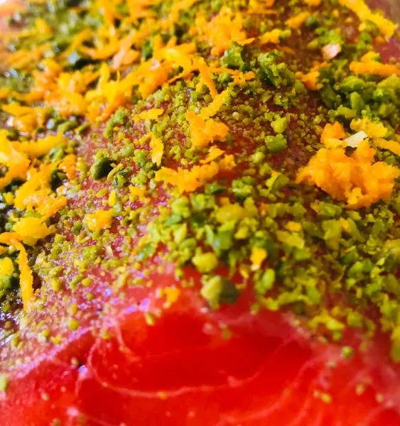 Feinster gebeizter Lachs ohne Haut – mit Gin, Pistazien & Orangenzesten. Nordisch-edler Genuss, handveredelt in Hamburg. Jetzt online kaufen!