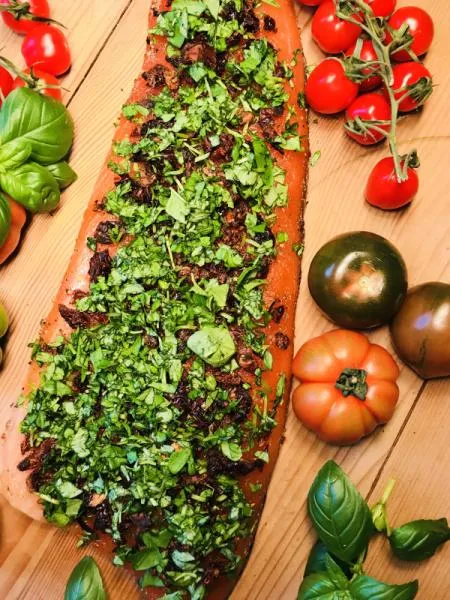 Graved Lachs mit getrocketen Tomaten und frischem Basilikum 1.1 kg