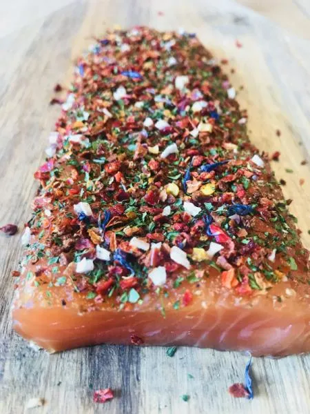 Entdecken Sie unser Graved Loin Deluxe – zarter norwegischer Lachs, traditionell nordisch gebeizt, aromatisch verfeinert mit Paprika, Tomate, Zwiebeln und feinen Kräutern. Frei von Zusatzstoffen.