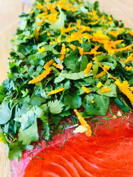 Gebeizte Fjordforelle mit Ingwer, Koriander & Orangenzesten – 1 kg