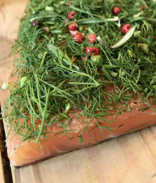 Graved Lachs (gebeizter Lachs) " Alps Forest" mit frischem Dill, Rosmarin und Rosa Beeren 300g