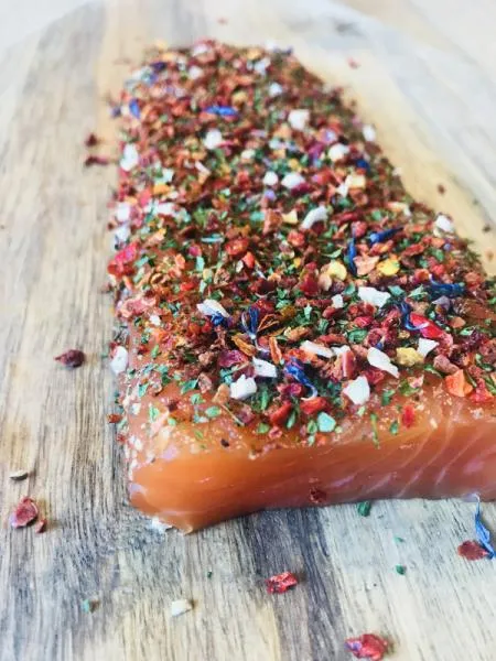 Entdecken Sie unser Graved Loin Deluxe – zarter norwegischer Lachs, traditionell nordisch gebeizt, aromatisch verfeinert mit Paprika, Tomate, Zwiebeln und feinen Kräutern. Frei von Zusatzstoffen.