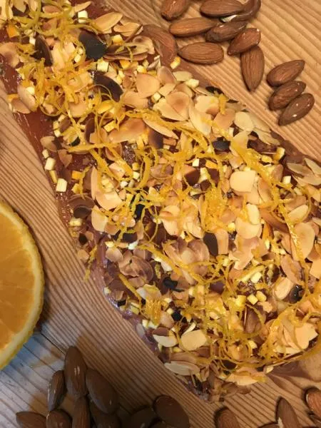 Graved Lachs mit gerösteten Mandeln & Orangenzesten