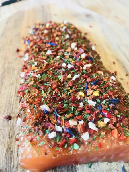 Entdecken Sie unser Graved Loin Deluxe – zarter norwegischer Lachs, traditionell nordisch gebeizt, aromatisch verfeinert mit Paprika, Tomate, Zwiebeln und feinen Kräutern. Frei von Zusatzstoffen.