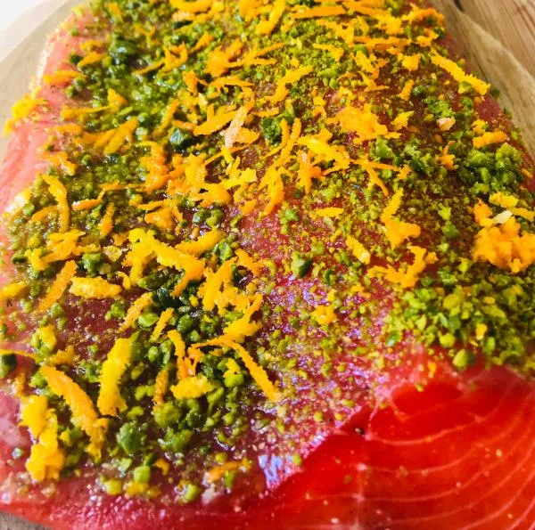 Gebeizte (Graved) Fjordforelle mit Gin, Pistazien und Orangenzesten ca 1 kg