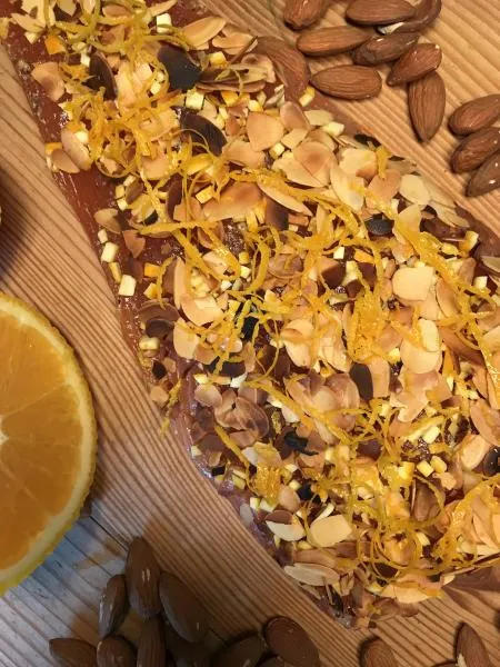 Graved Lachs mit gerösteten Mandeln & Orangenzesten