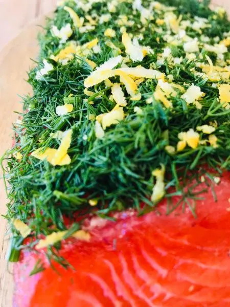 Salmon marinated with dill and lemon