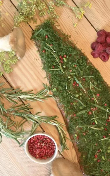 Graved Lachs (gebeizter Lachs) " Alps Forest" mit frischem Dill, Rosmarin und Rosa Beeren 300g