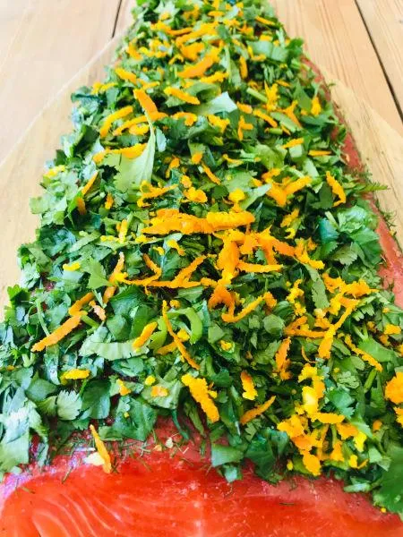 Feinster gebeizter Lachs ohne Haut – mit Ingwer, Koriander & Orangenzesten. Frisch, würzig & handveredelt in Hamburg. Jetzt online kaufen!