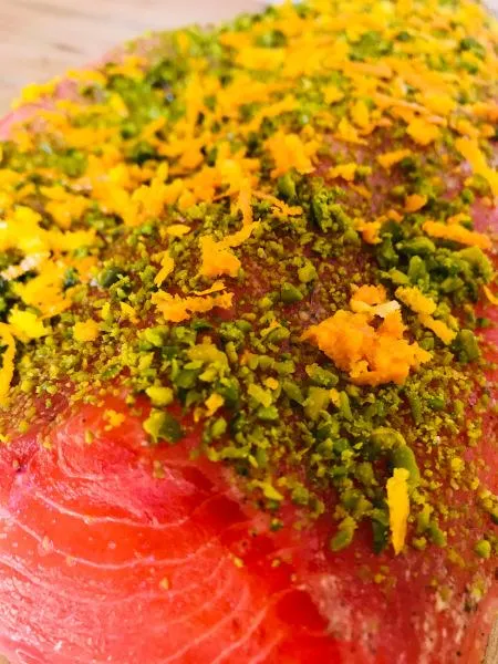 Gebeizte (Graved) Lachsforelle mit Gin, Pistazien und OrangenzestenGebeizte (Graved) Fjordforelle mit Gin, Pistazien und Orangenzesten ca 1 kg