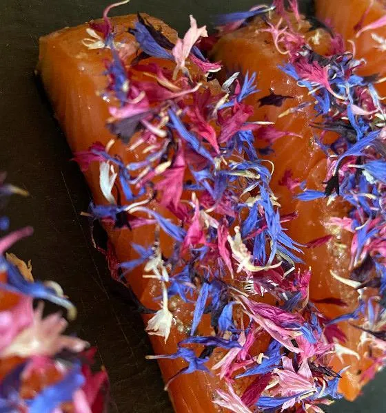 Graved Lachs Alpenblüten mit Kornblumenblüten aus Südtirol – Premium-Lachs trifft alpine Blütenpracht
