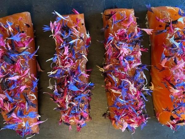 Graved Lachs Alpenblüten mit Kornblumenblüten aus Südtirol – Premium-Lachs trifft alpine Blütenpracht