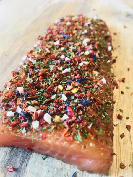 Entdecken Sie unser Graved Loin Deluxe – zarter norwegischer Lachs, traditionell nordisch gebeizt, aromatisch verfeinert mit Paprika, Tomate, Zwiebeln und feinen Kräutern. Frei von Zusatzstoffen.