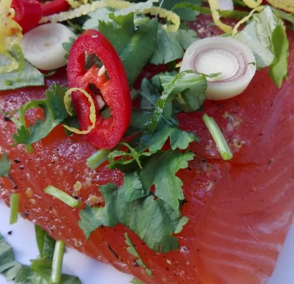 Lachs gebeizt (Graved) mit asiatischen Gewürzen