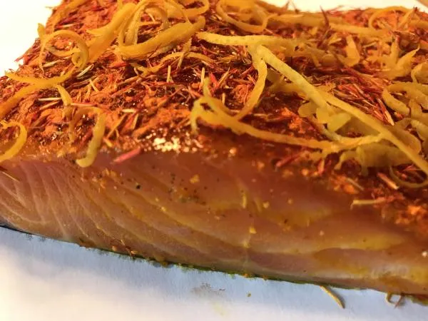 Graved Lachs mit Safran, Safranblüten, spanischen Gewürzen und Orangenzesten