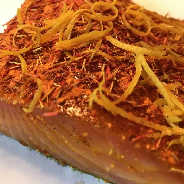 Graved Lachs mit Safran, Safranblüten, spanischen Gewürzen und Orangenzesten