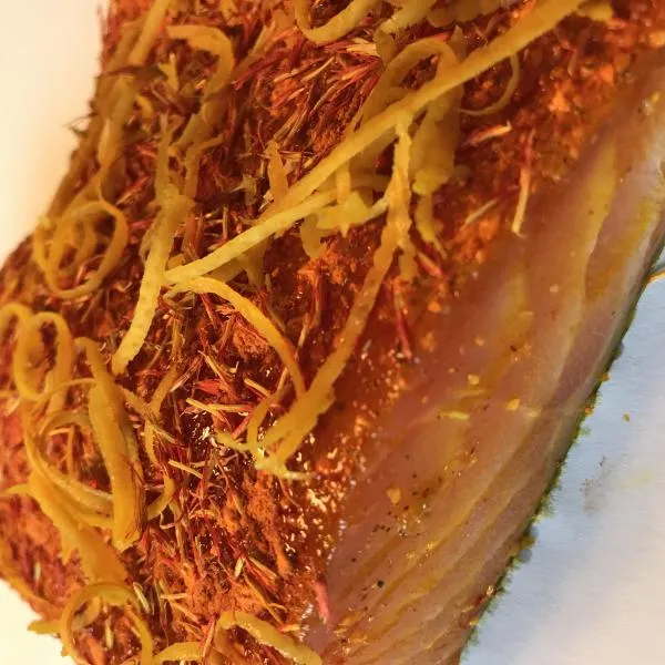Graved Lachs mit Safran, Safranblüten, spanischen Gewürzen und Orangenzesten