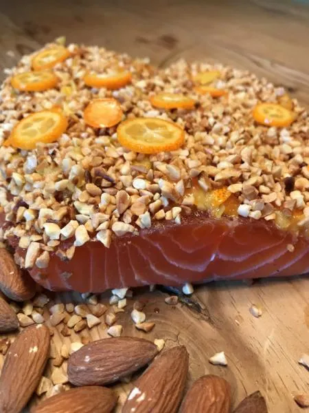 Graved Lachs mit Blut-Orangen-Cointreau, gerösteten Mandeln und Kumquats
