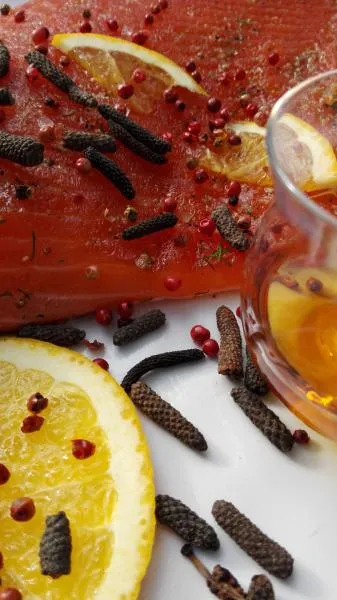 Graved Lachs mit Langpfeffer, Cognac & Orange – Frischer Norwegischer Lachs | Hamburger Fischwerker