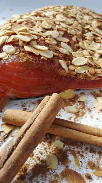 Lachs gebeizt (Graved )mit Zimt und gerösteten Mandeln
