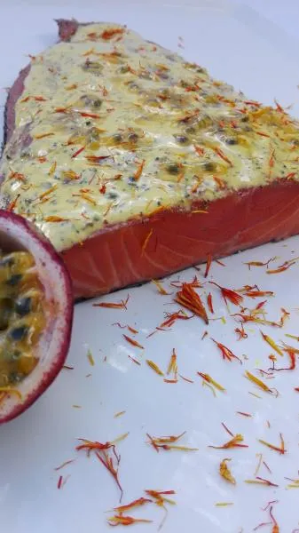 Lachs gebeizt (Graved) mit Maracuja und Safranblüten