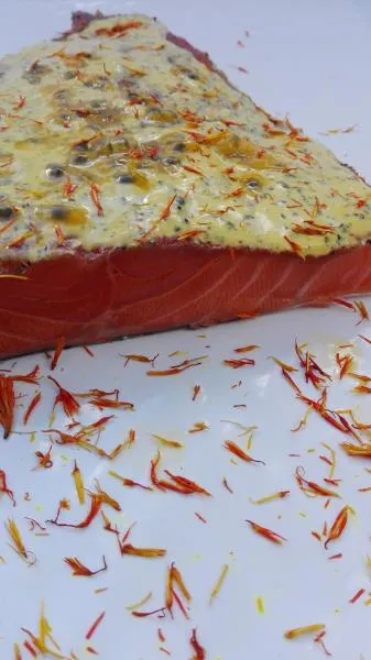 Lachs gebeizt (Graved) mit Maracuja und Safranblüten