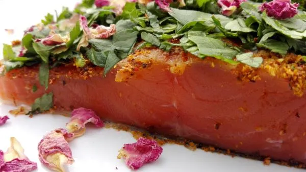 Graved Lachs mit Rosenblüten – fein aufgeschnitten