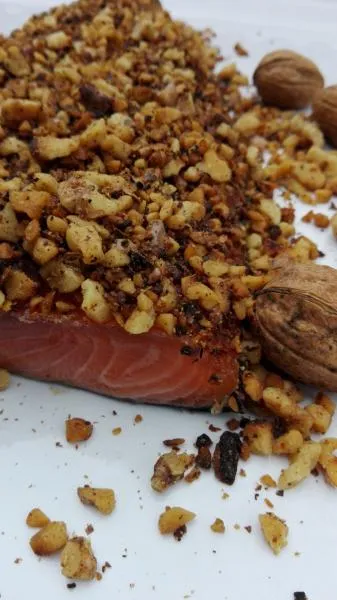 Salmon marinated with roasted walnuts