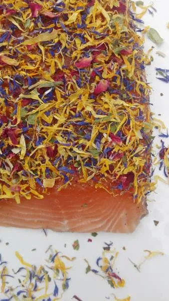 Salmon marinated with blossom mixture " Herb Flowery "
