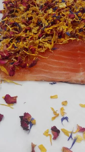 Graved Lachs mit Blütenmischung Nektar | Hamburger Fischwerker