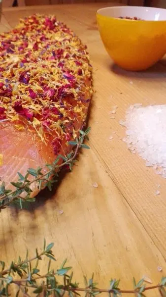 Salmon marinated with blossom mixture