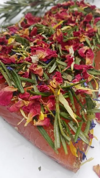 Salmon marinated with rosemary, dill and rose / nanamine