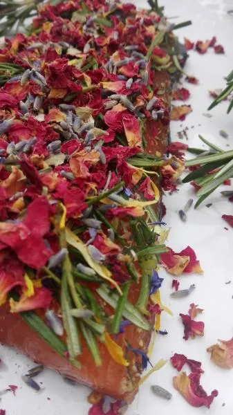 Lachs gebeizt mit Rosmarin, Dill und Rose/Lavendel