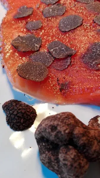 Salmon marinated with Périgord truffle (25 g)