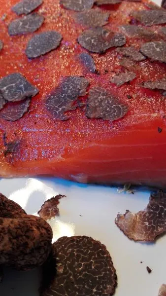 Salmon marinated with Périgord truffle (25 g)