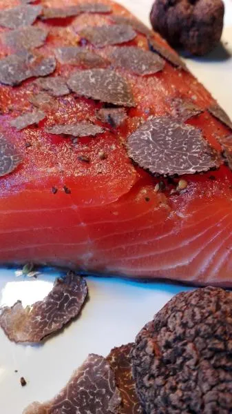Salmon marinated with Périgord truffle (25 g)