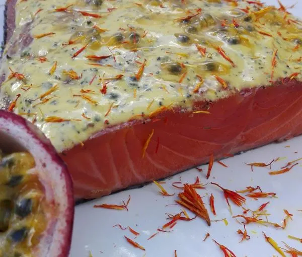 Lachs gebeizt (Graved) mit Maracuja und Safranblüten